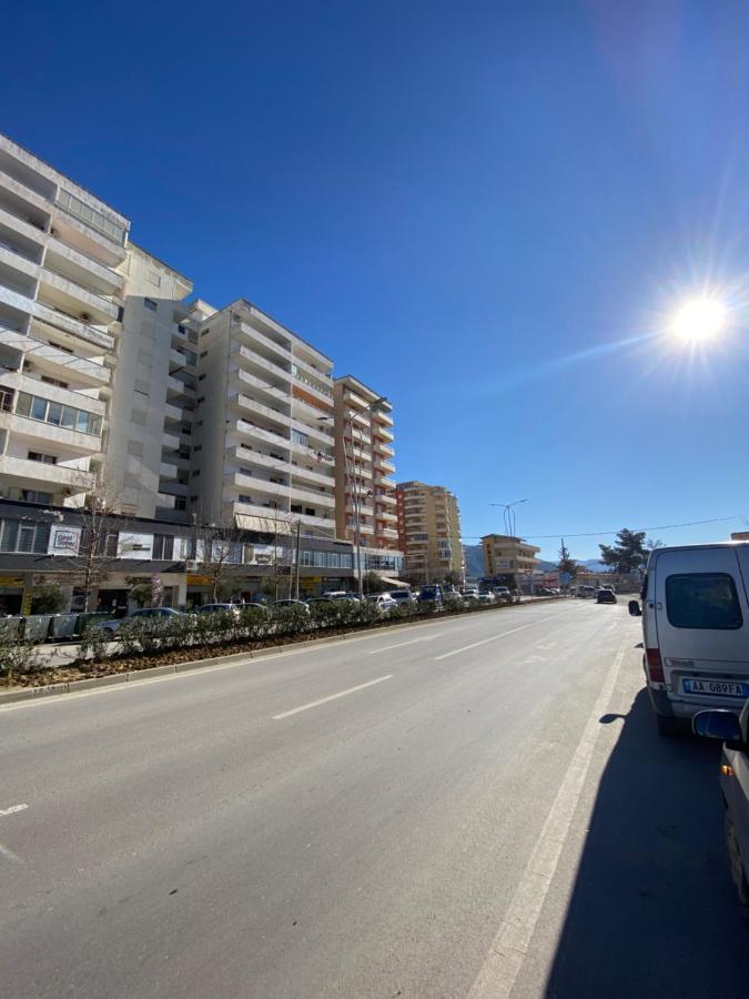 Gus Apartament Vlorë Esterno foto