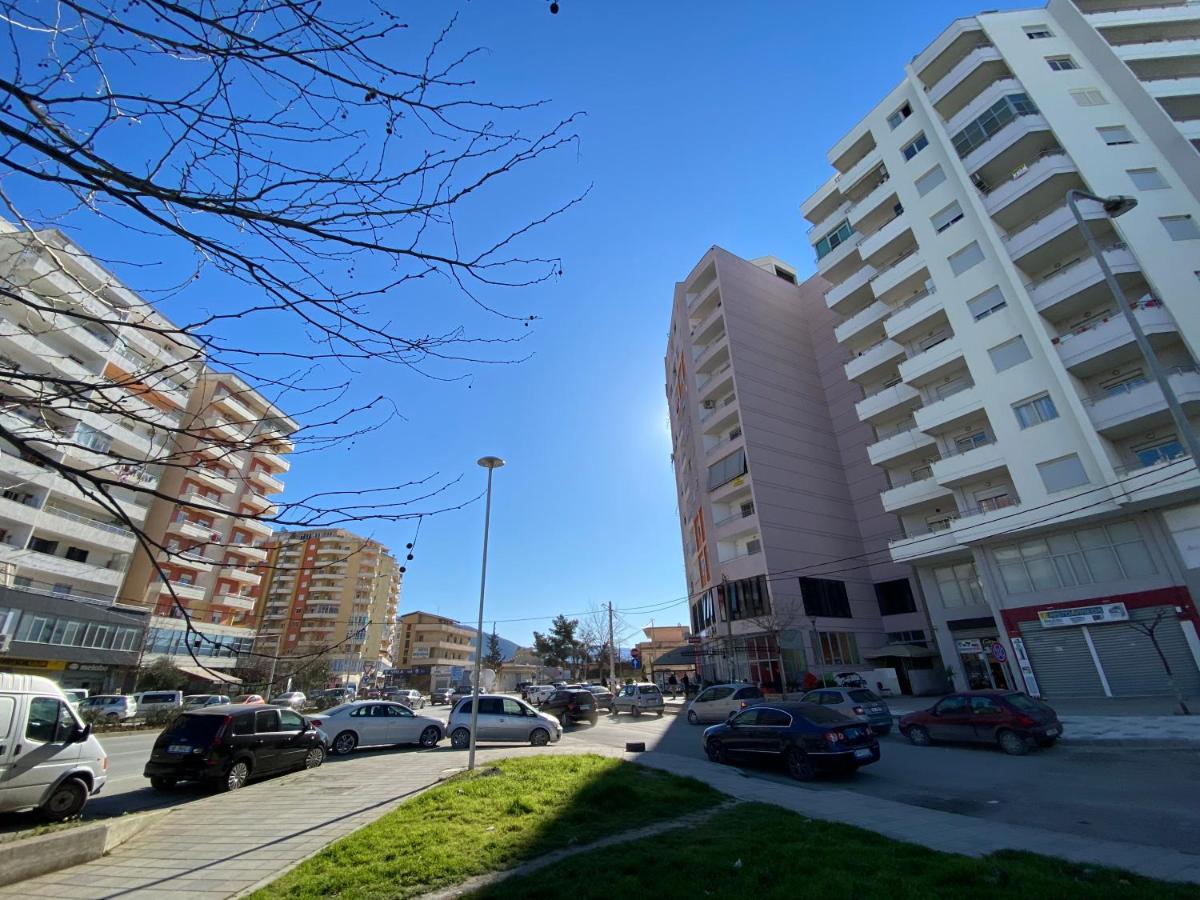 Gus Apartament Vlorë Esterno foto