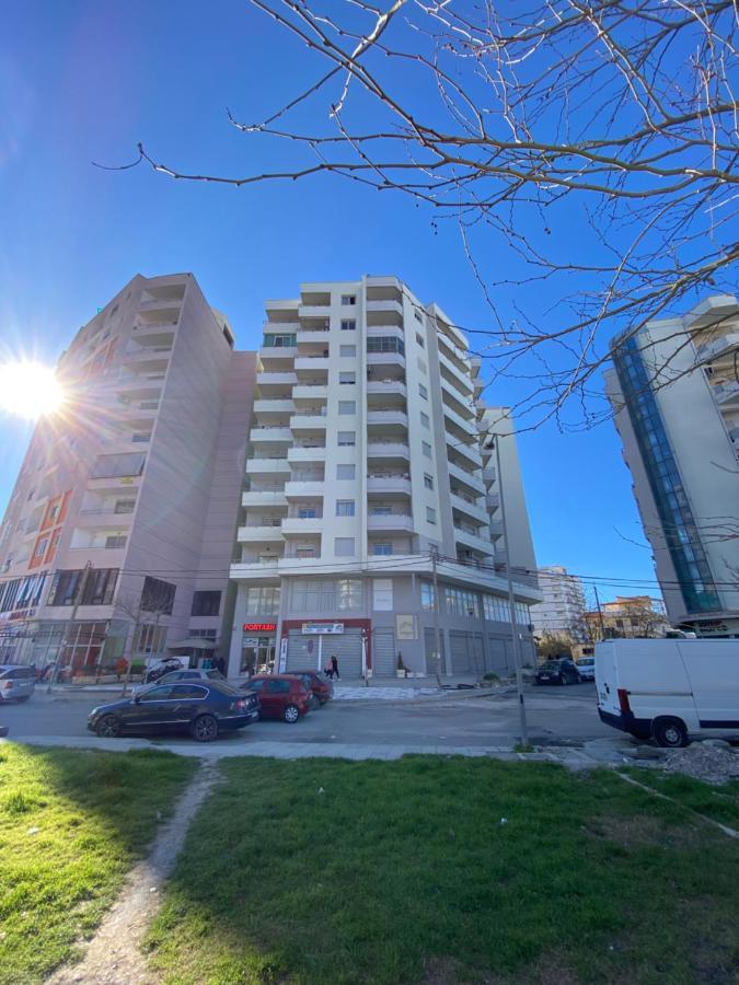Gus Apartament Vlorë Esterno foto