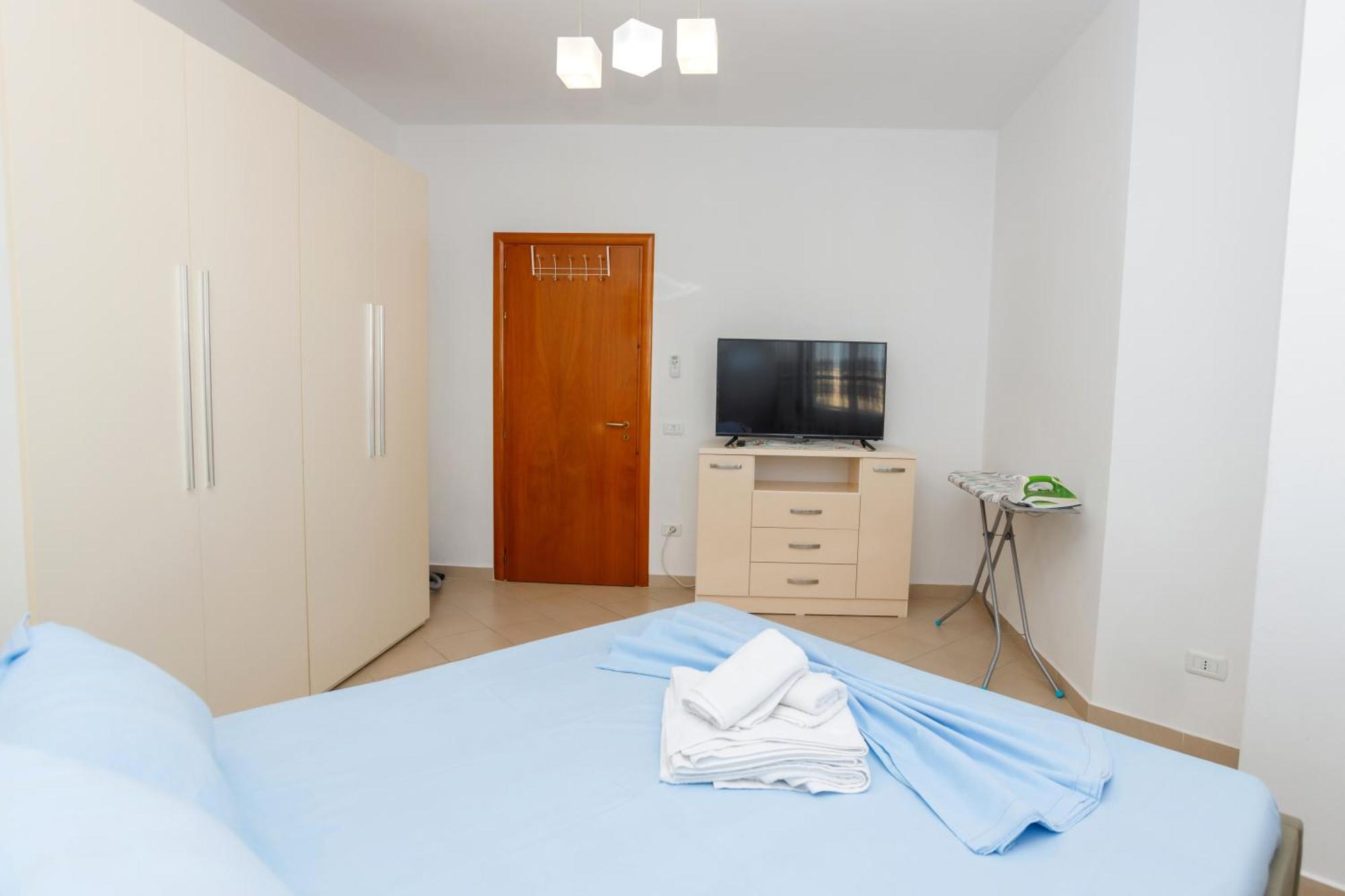 Gus Apartament Vlorë Esterno foto