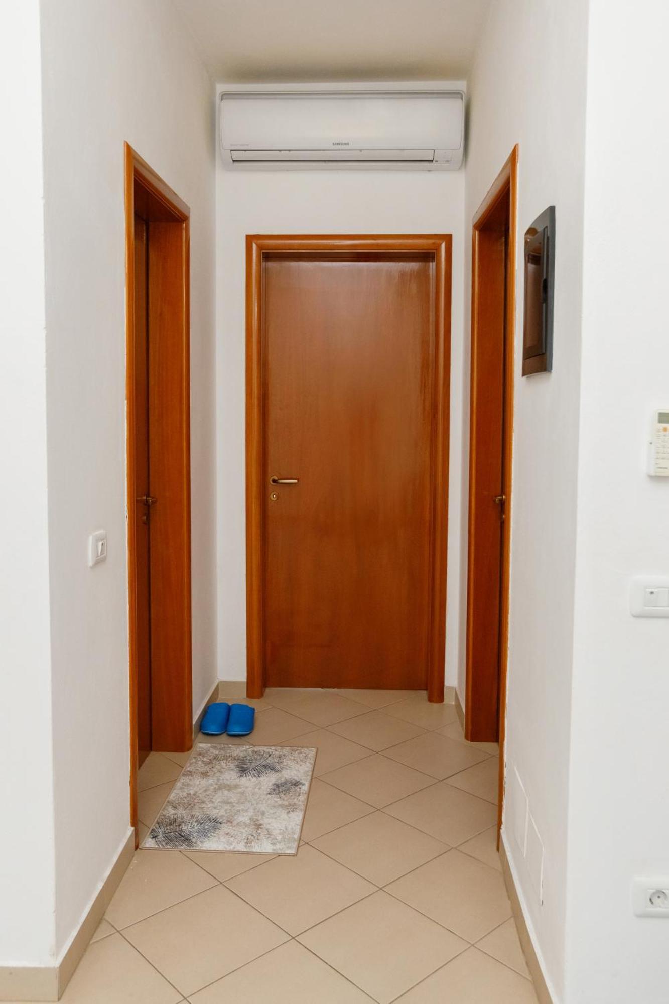 Gus Apartament Vlorë Esterno foto