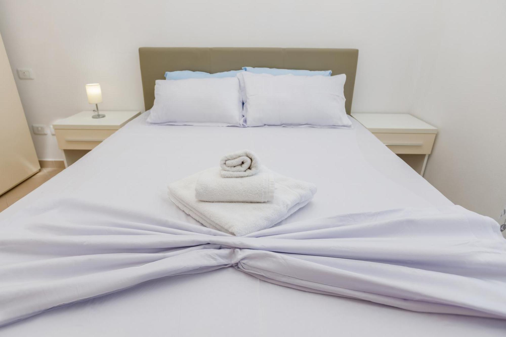 Gus Apartament Vlorë Esterno foto